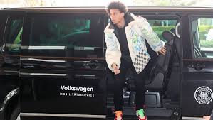 See more ideas about leroy sané, lee roy, manchester city. Nationalspieler Sane Kommt Im 25 000 Euro Outfit