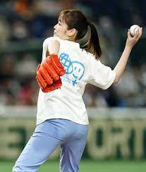 岩田絵里奈アナが始球式でワンバン投球 「スッキリポーズ」も披露 - サンスポ