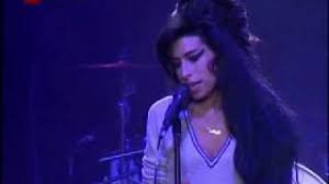 Hier verraten wir schritt für schritt, wie man einen ähnlich coolen beehive wie den von. 10vor10 Tragischer Auftritt Von Amy Winehouse Youtube