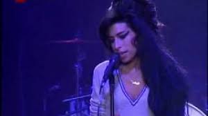Viereinhalb jahre nach dem tragischen tod der sängerin, verrät mutter janis winehouse schlimme details über den gesundheitszustand. 10vor10 Tragischer Auftritt Von Amy Winehouse Youtube
