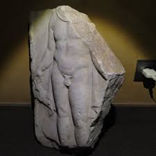 古罗马大理石裸体男性手持野兔或兔子，带来情色解脱。高54厘米。西班牙出口许可证。 - Catawiki