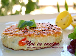 Sminuzzate i filetti di pesce privandoli di possibili spine con una pinzetta e raccogliere in una ciotola con il prezzemolo, la maggiorana, la. Hamburger Di Pesce