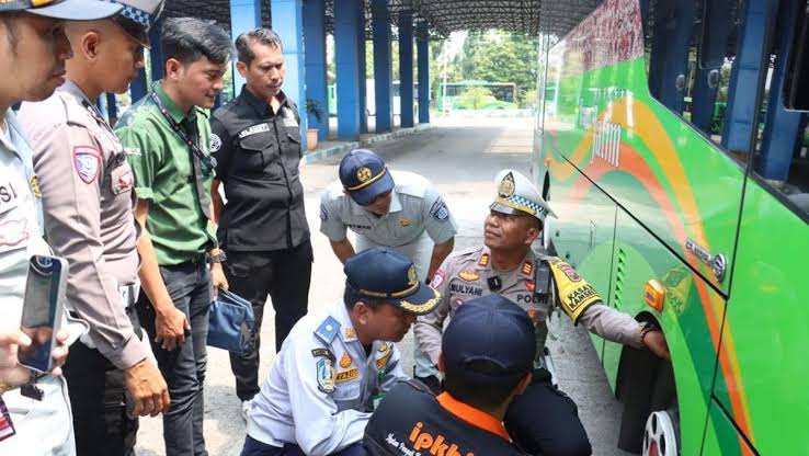 Polisi Mojokerto Gelar Razia Angkutan Umum, Temukan Bus dengan Ban Aus