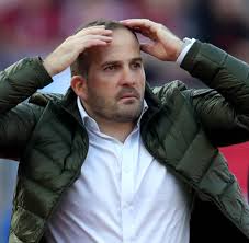 Matze knop stattet dem fc augsburg einen besuch ab. Fc Augsburg Abwehrchef Zahlt Trainer Manuel Baum Offentlich An Welt