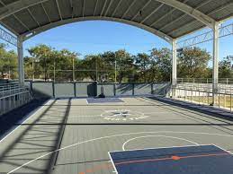 Many of the courts are made from standard paving materials such as concrete or asphalt. Versacourt Von Deutschland Kommerzielle Basketballplatze