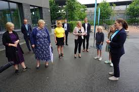 1i stortingsvalet 2013 erhöll de borgerliga partierna høyre, kristelig folkeparti och venstre samt fremskrittspartiet en majoritet av rösterna. Ungt Entreprenorskap Hvor God Er Erna Solberg Og Guri Melby Pa