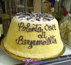 Dolce bergamasco, la polenta e osei è un dolce che è stato creato dalla fantasia di un pasticcere di quelle zone, basandosi sul modello della polenta. Polenta E Osei Vivere Bergamo