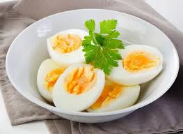 Trứng gà luộc bao nhiêu calo? Ăn trứng gà giảm cân được không?