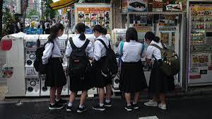 ポニーテールは日本の女子高生の髪では禁止されており、うなびが