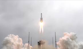 Desta preoccupazione il razzo cinese in caduta verso la terra. Dko57cxzn0nlm