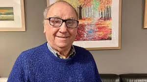 Cefnogi streic 'er disgwyl 10 awr am ambiwlans'