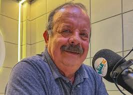 Estive hoje nos estúdios da Rádio Vale FM, em Santa Cruz do Capibaribe,  participando do Programa Cidade em Foco, comandado pelo comunicador Alberes  Xavier. Durante a entrevista, tivemos a oportunidade de conversar