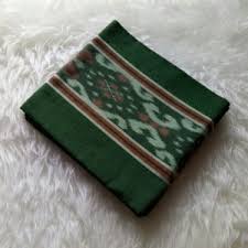 Pembuatannya tidak hanya dari kain tenun saja, namun dengan kombinasi kulit asli yang mampu memberikan kesan elegan. Mengenal Kain Tenun Kamen Kain Tradisional Khas Jepara Yang Memiliki Tampilan Unik Dan Menarik
