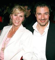 Giampiero ingrassia (roma, 18 novembre 1961) è un attore, cantante e conduttore televisivo italiano, figlio dell'attore ciccio ingrassia. Avrei Dato La Vita Per Lei Le Commoventi Parole Di Giampiero Ingrassia Per La Moglie Morta Tv E Video