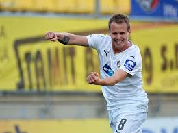 1.81 m (5 ft 11 in) playing position(s). Limbersky Oslavil Gol Ctyri Dny Po Autonehode Napodobovanim Rizeni Idnes Cz