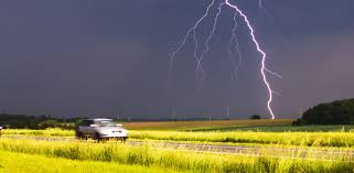 Onweer is een bui met lichtflitsen die we bliksem noemen. Waarom Een Auto Veilig Is Bij Onweer Inshared