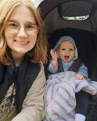 💫 Senior Sundays 💫 This week we are featuring our sweetest & sassiest  chief Dr. Sarah Wilson! 🏡 Hometown: East Stroudsburg, PA 🏥 Medical  School: Geisinger Commonwealth School of Medicine 🏨 what