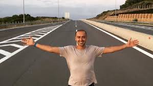 Η φίλια με τον μιχάλη χατζηγιάννη, το θέατρο και η τηλεόραση. Me 3yrismeno Kefali O 8anashs Aleyras H Metamorfwsh Gia Tis Anagkes Ths Parastashs Orni8es Bovary