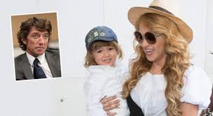 Paulina rubio está muy activa con las presentaciones dentro de su gira deseo, que han sido todo un éxito, pero se ha dado un respiro para tomarse una foto junto a sus dos hijos: Colate En Guerra Con Paulina Rubio Por Su Hijo Diario La Prensa