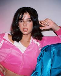 Nathalia beatriz dora peluso mejor conocida como nathy peluso, es una cantante y compositora argentina quien ha logrado grandes éxitos musicales como sugga, agárrate, llámame, sana sana. Llega La Navidad A Los Sones Que Marca Una Deslumbrante Nathy Peluso Loff It Video Letra E Informacion