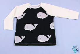 Drei mini mister nähvarianten auf einen streich. Ob Bei Tag Oder Nacht Ein Langarm Shirt Mit Raglanarmeln Geht Immer Es Ist Sportlich Bequem Un Raglan Shirts Schnittmuster Pullover Shirt Schnittmuster Kind