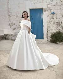 L'abito da sposa 2021 è semplice, elegante ed essenziale ed è impreziosito da perline, gemme brillanti, fiori, pizzo macramè, spalline asimmetriche e gonne molto ampie, rendendo così la sposa una vera principessa pronta a vivere una favola indimenticabile. Abiti Da Sposa Semplici 50 Modelli Eleganti Ed Essenziali Abiti Da Sposa Con Tasche Abiti Da Sposa Semplici Abito Da Sposa Corto