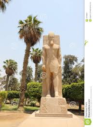 Man benötigt heute sehr viel phantasie, um sich den glanz und die pracht vergangener zeiten von memphis vorzustellen. Statue Von Ramses Ii In Memphis Agypten Stockbild Bild Von Religion Agypten 26436851