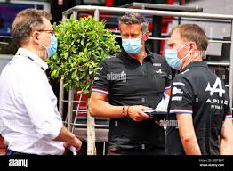 Da L a R): Nicholas Tombazis (GRE) FIA responsabile delle questioni  tecniche monoposto con Davide Brivio (ITA) Direttore del Team Racing Alpine  F1. Gran Premio del Bahrain, giovedì 25 marzo 2021. Sakhir,