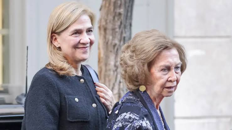 La aparición sorpresa de la reina Sofía junto a las infantas Cristina y  Elena en la exposición sobre la reina Victoria Eugenia
