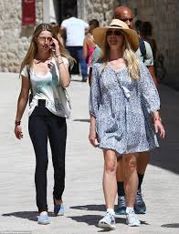 The coldness from her father and his new family — wife laurene powell and their three children, eve, reed and erin jobs — remained, even as jobs was dying. Laurene Powell Jobs Boyfriend Guide At Jobs Partenaires E Marketing Fr