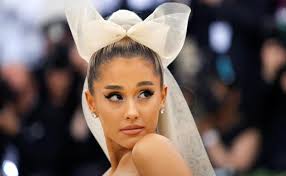 Hace unas semanas, la cantante estadounidense ariana grande dejó la soltería y de manera sorpresiva se casó con su novio daltón gómez, con quien se comprometió a finales del 2020. Ariana Grande Se Casa En Secreto En Su Mansion De California El Norte De Castilla