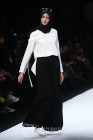 Jenahara menyuntikkan rasa trendi sehingga penampilan. Busana Muslim Karya Designer Jenahara Di Jfw 2019 Foto 3 1774722 Tribunnews Com Mobile