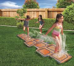 Bewässern mit dem original gardena system. Wasserspruh Hupfspiel Wasserspiel Garten Real De