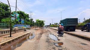 Info loker driver wilayah semarang kali gawe. Banjir Kaligawe Surut Muncul Masalah Baru Bertambahya Lubang Jalan Tribun Jateng