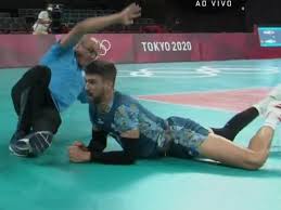 Blog archive 2021 (1376) august (87) the best uniforme de liverpool 2019; Volei Jogador Argentino Derruba Treinador Para Tentar Salvar Bola