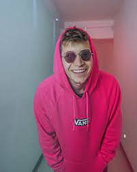 He and angie costa have frequently collaborated on his youtube. Diogo Costa Diogofgcosta Twitter