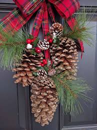 Decorate your kitchen utensils during the christmas season with brown pine cones. 26 Diy Christmas Pine Cone Crafts To Add Extra Charm To Holidays Decor Home Ideas
