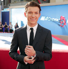 Kinogo.la — единственный официальный сайт киного! Tom Holland Hochet Sygrat Dzhejmsa Bonda Ya Neploho Vyglyazhu V Kostyume Kanobu