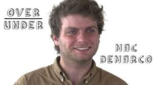 Ik heb een foto van Mac bewerkt om te zien hoe hij eruit zou zien zonder  zijn tandenspleet. : r/macdemarco