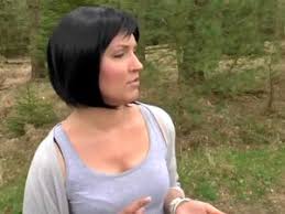 In der matten blauen dämmerung wirkte pat darin wie eine silberne fackel, jäh und überraschend verändert, festlich und sehr entfernt. Gespritzt Porno Culonudo Com