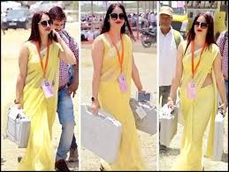 UP Election 2022: Remember that yellow saree polling worker Reena Dwivedi  has now changed her look, then on duty in a stylish manner. - Times Mumbai