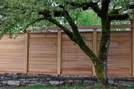 These Horizontal Japanese Fences Provide Privacy And A Modern Backdrop To Privacy Screen Outdoor Japanese Fence Fence Design