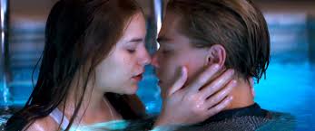 Filmde romeo (leonardo dicaprio) ve juliet (claire danes), kentin iki düşman ailesinin çocuklarıdır. Romeo Juliet Director On Leonardo Dicaprio And Claire Danes Romantic Pool Scene Ew Com