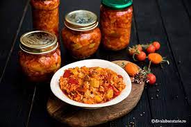 Se adauga apoi gogosarul, ardeiul (curatat de cotoare si seminte si taiat cubulete) si vinetele curatate crude de coaja si taiate cubulete. Tocana De Legume Cu Orez Pentru Iarna Diva In Bucatarie