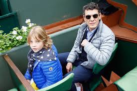 Selon nos confrères de closer, marc lavoine a eu beaucoup de difficulté à faire accepte sa belle écrivaine auprès de ses enfants, qui voyaient d'un la rencontre entre line papin et ses enfants a été très houleuse … 'line, qui est à peine plus âgée que sa fille aînée yasmine, a fini par se faire une. Roman Le Fils De Marc Lavoine S Amuse A Roland Garros