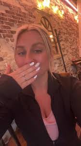 Amanda Wagar's Instagram, Twitter & Facebook