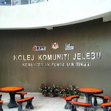 Sebanyak 10 buah kolej komuniti rintis mula beroperasi pada pertengahan jun 2001 dan 2 buah lagi pada bulan disember 2001. Kolej Komuniti Jelebu Kuala Klawang Negeri Sembilan