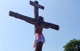 Mengakrabkan mama/ papa atau kakak dan si anak. Drama Penyaliban Yesus Warnai Jumat Agung Di Jambi