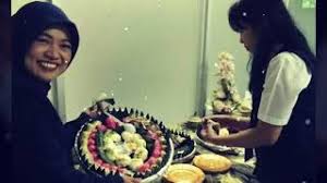 Paket pilihannya antara lain ada tampah kue mini yang berisi 75 potong dengan 7 macam kue, tampah. Pesan Kue Tampah Mini Jakarta Royal Snack Box