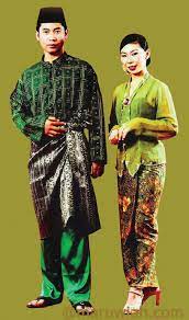 Baju melayu merupakan kemeja longgar yang dipakai dengan seluar panjang. Pakaian Tradisional Malaysia Maruwiah Ahmat